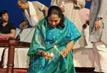 दिल्ली की मुख्यमंत्री रेखा गुप्ता ने अपने दो दिवसीय वाराणसी दौरे के दौरान दशाश्वमेध घाट पर विश्वप्रसिद्ध गंगा आरती में सपरिवार भाग लिया। उन्होंने मां गंगा का विधि-विधान से पूजन कर देश और प्रदेश की सुख-समृद्धि की कामना की। नमो घाट से क्रूज यात्रा करते हुए उन्होंने काशी के घाटों की भव्यता और सांस्कृतिक विरासत का अवलोकन किया। गंगा सेवा निधि ने अंगवस्त्र और स्मृति-चिह्न भेंट कर उनका सम्मान किया।