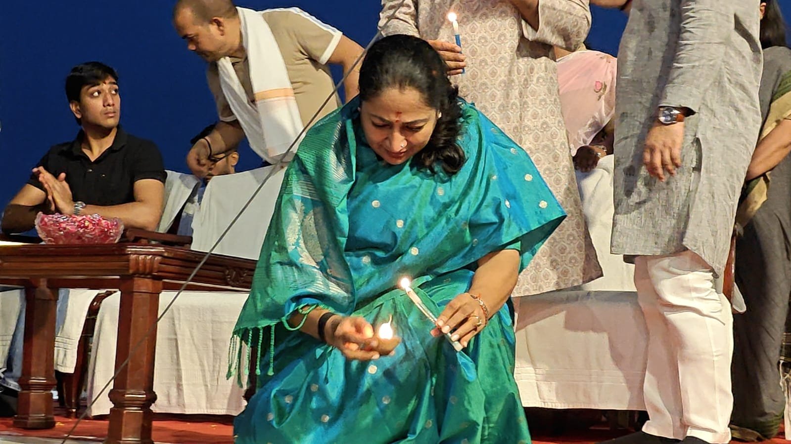 दिल्ली की मुख्यमंत्री रेखा गुप्ता ने अपने दो दिवसीय वाराणसी दौरे के दौरान दशाश्वमेध घाट पर विश्वप्रसिद्ध गंगा आरती में सपरिवार भाग लिया। उन्होंने मां गंगा का विधि-विधान से पूजन कर देश और प्रदेश की सुख-समृद्धि की कामना की। नमो घाट से क्रूज यात्रा करते हुए उन्होंने काशी के घाटों की भव्यता और सांस्कृतिक विरासत का अवलोकन किया। गंगा सेवा निधि ने अंगवस्त्र और स्मृति-चिह्न भेंट कर उनका सम्मान किया।