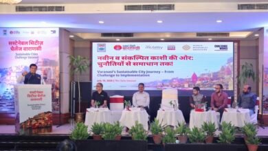 वाराणसी में श्री काशी विश्वनाथ धाम और घाटों पर भीड़ प्रबंधन व पैदल यात्रियों की सुविधा बढ़ाने के लिए 'सस्टेनेबल सिटीज चैलेंज' के विजेताओं की घोषणा हुई। CityFlow और Janjatra को बड़े स्तर पर लागू किया जाएगा, जबकि Behtarway और Nayichaal को मानद उल्लेख मिला। एआई, रियल-टाइम डेटा और स्मार्ट वेफाइंडिंग तकनीक से तीर्थयात्रियों व पर्यटकों की आवाजाही अधिक सुरक्षित, सुगम और व्यवस्थित होगी, जिससे काशी का स्मार्ट और विश्वस्तरीय स्वरूप और मजबूत होगा।