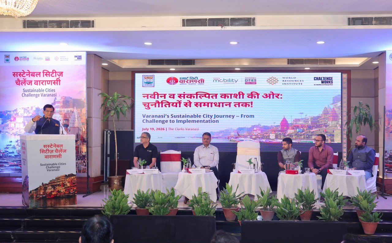 वाराणसी में श्री काशी विश्वनाथ धाम और घाटों पर भीड़ प्रबंधन व पैदल यात्रियों की सुविधा बढ़ाने के लिए 'सस्टेनेबल सिटीज चैलेंज' के विजेताओं की घोषणा हुई। CityFlow और Janjatra को बड़े स्तर पर लागू किया जाएगा, जबकि Behtarway और Nayichaal को मानद उल्लेख मिला। एआई, रियल-टाइम डेटा और स्मार्ट वेफाइंडिंग तकनीक से तीर्थयात्रियों व पर्यटकों की आवाजाही अधिक सुरक्षित, सुगम और व्यवस्थित होगी, जिससे काशी का स्मार्ट और विश्वस्तरीय स्वरूप और मजबूत होगा।