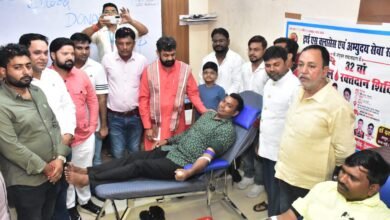 वाराणसी के शिवपुर स्थित गिलट बाजार में ट्राई एस क्लासेज एवं अभ्युदय सेवा समिति के संयुक्त तत्वावधान में स्व. अनंत दुबे की स्मृति में 32वें विशाल रक्तदान शिविर का आयोजन हुआ। शिविर में 45 यूनिट रक्त संग्रहित किया गया। मुख्य अतिथि राज्यमंत्री डॉ. दयाशंकर मिश्र 'दयालु' ने रक्तदान को महादान बताते हुए युवाओं की समाजसेवा की भावना की सराहना की।