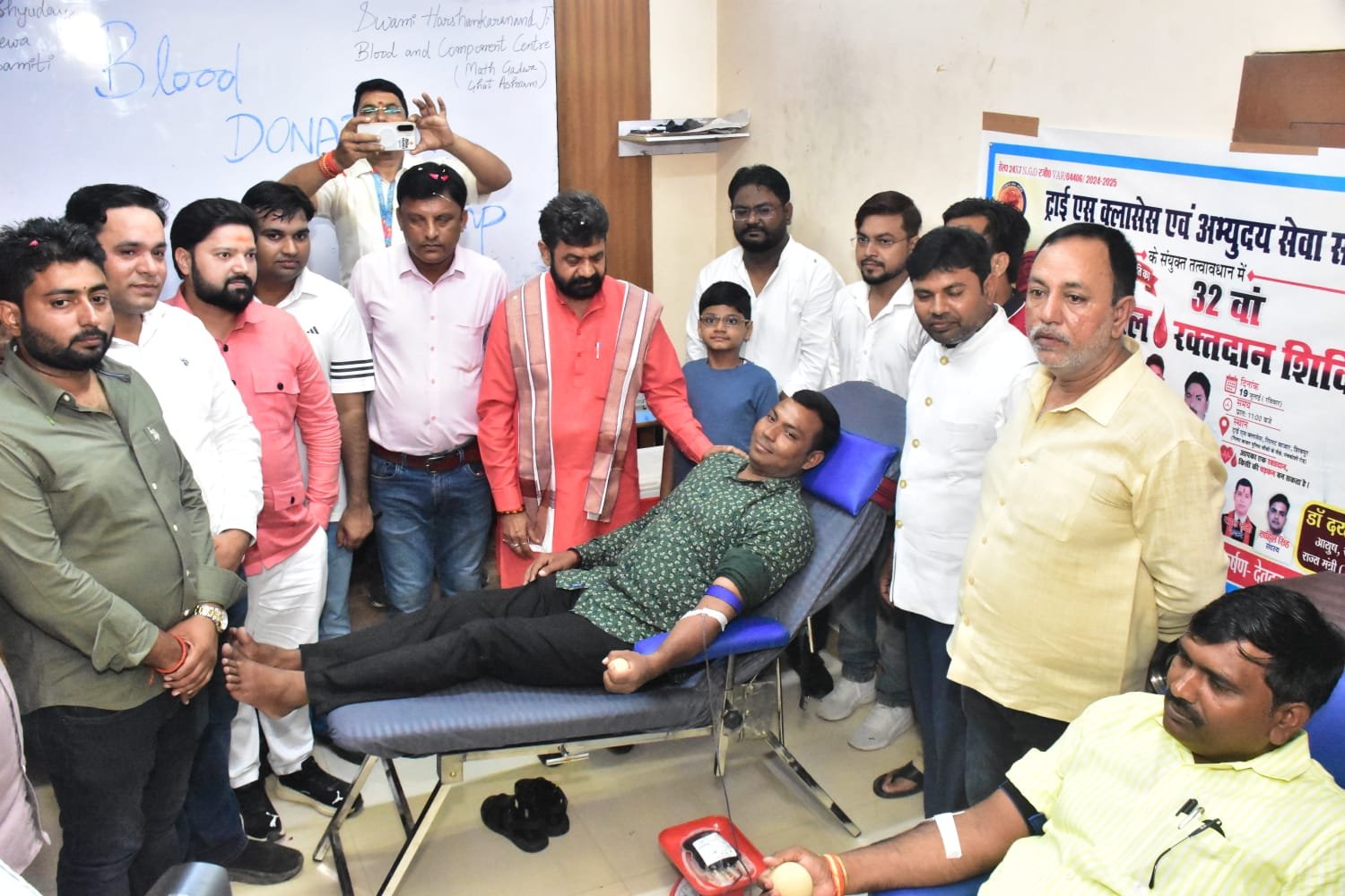 वाराणसी के शिवपुर स्थित गिलट बाजार में ट्राई एस क्लासेज एवं अभ्युदय सेवा समिति के संयुक्त तत्वावधान में स्व. अनंत दुबे की स्मृति में 32वें विशाल रक्तदान शिविर का आयोजन हुआ। शिविर में 45 यूनिट रक्त संग्रहित किया गया। मुख्य अतिथि राज्यमंत्री डॉ. दयाशंकर मिश्र 'दयालु' ने रक्तदान को महादान बताते हुए युवाओं की समाजसेवा की भावना की सराहना की।