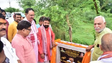 उत्तर प्रदेश के आयुष राज्य मंत्री (स्वतंत्र प्रभार) डॉ. दयाशंकर मिश्र 'दयालु' ने वाराणसी के बड़ागांव और पिंडरा क्षेत्र में त्वरित आर्थिक विकास योजना 2025-26 के तहत ₹49.24 लाख की लागत से बनने वाली दो ग्रामीण सड़कों का शिलान्यास किया। उन्होंने कहा कि प्रधानमंत्री नरेंद्र मोदी और मुख्यमंत्री योगी आदित्यनाथ के नेतृत्व में गांवों का समग्र विकास सरकार की प्राथमिकता है। कार्यक्रम में भाजपा कार्यकर्ताओं, स्थानीय जनप्रतिनिधियों एवं बड़ी संख्या में ग्रामीणों ने उनका स्वागत कर विकास कार्यों के लिए आभार व्यक्त किया।