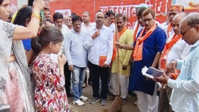 वाराणसी के शहर दक्षिणी विधायक डॉ. नीलकंठ तिवारी ने अपने 76 दिवसीय वार्ड प्रवास के तीसरे दिन कोनिया वार्ड का दौरा किया। उन्होंने सीवर निर्माण कार्य की धीमी प्रगति पर नाराजगी जताते हुए अधिकारियों को फटकार लगाई। जनसमस्याएं सुनकर तत्काल समाधान के निर्देश दिए, स्वच्छता अभियान चलाया तथा पौधरोपण कर पर्यावरण संरक्षण का संदेश दिया।