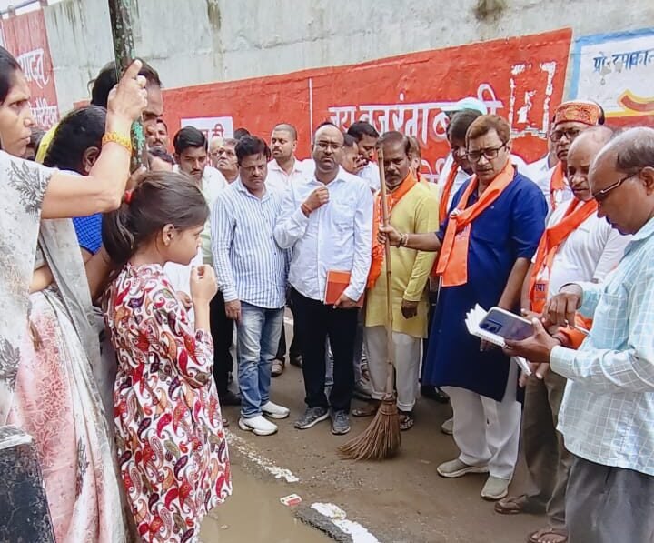 वाराणसी के शहर दक्षिणी विधायक डॉ. नीलकंठ तिवारी ने अपने 76 दिवसीय वार्ड प्रवास के तीसरे दिन कोनिया वार्ड का दौरा किया। उन्होंने सीवर निर्माण कार्य की धीमी प्रगति पर नाराजगी जताते हुए अधिकारियों को फटकार लगाई। जनसमस्याएं सुनकर तत्काल समाधान के निर्देश दिए, स्वच्छता अभियान चलाया तथा पौधरोपण कर पर्यावरण संरक्षण का संदेश दिया।