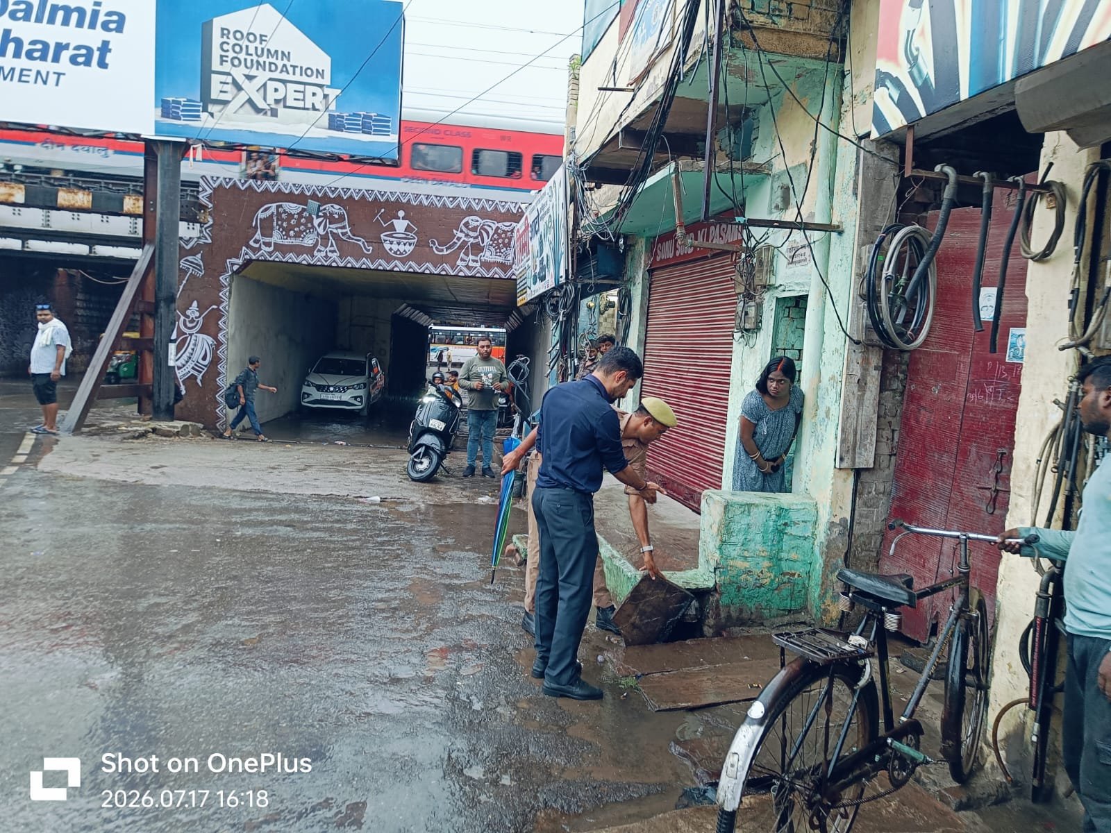 वाराणसी में लगातार हो रही बारिश के बीच नगर आयुक्त हिमांशु नागपाल ने आंध्रापुल सहित जलभराव संभावित क्षेत्रों का स्थलीय निरीक्षण किया। उन्होंने नालियों, गली पिट और जल निकासी व्यवस्था की समीक्षा कर अधिकारियों को तत्काल अवरोध हटाने एवं सतत निगरानी के निर्देश दिए। नगर आयुक्त ने नागरिकों से नालियों पर अतिक्रमण न करने और कचरा केवल डस्टबिन में डालने की अपील की। उन्होंने कहा कि नगर निगम की टीमें 24×7 मुस्तैद हैं और हर शिकायत पर त्वरित कार्रवाई की जाएगी।