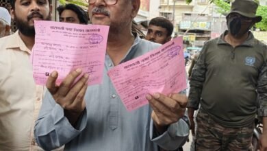 वाराणसी में सावन माह और कांवड़ यात्रा के दौरान धार्मिक भावनाओं को ध्यान में रखते हुए नगर निगम ने खुले में मांस-मछली की बिक्री के खिलाफ अभियान तेज कर दिया है। शुक्रवार को लल्लापुरा और नई सड़क क्षेत्र में नियमों का उल्लंघन करने वालों पर 20 हजार रुपये का चालान किया गया। प्रशासन ने पूरे सावन तक अभियान जारी रखने की चेतावनी दी।