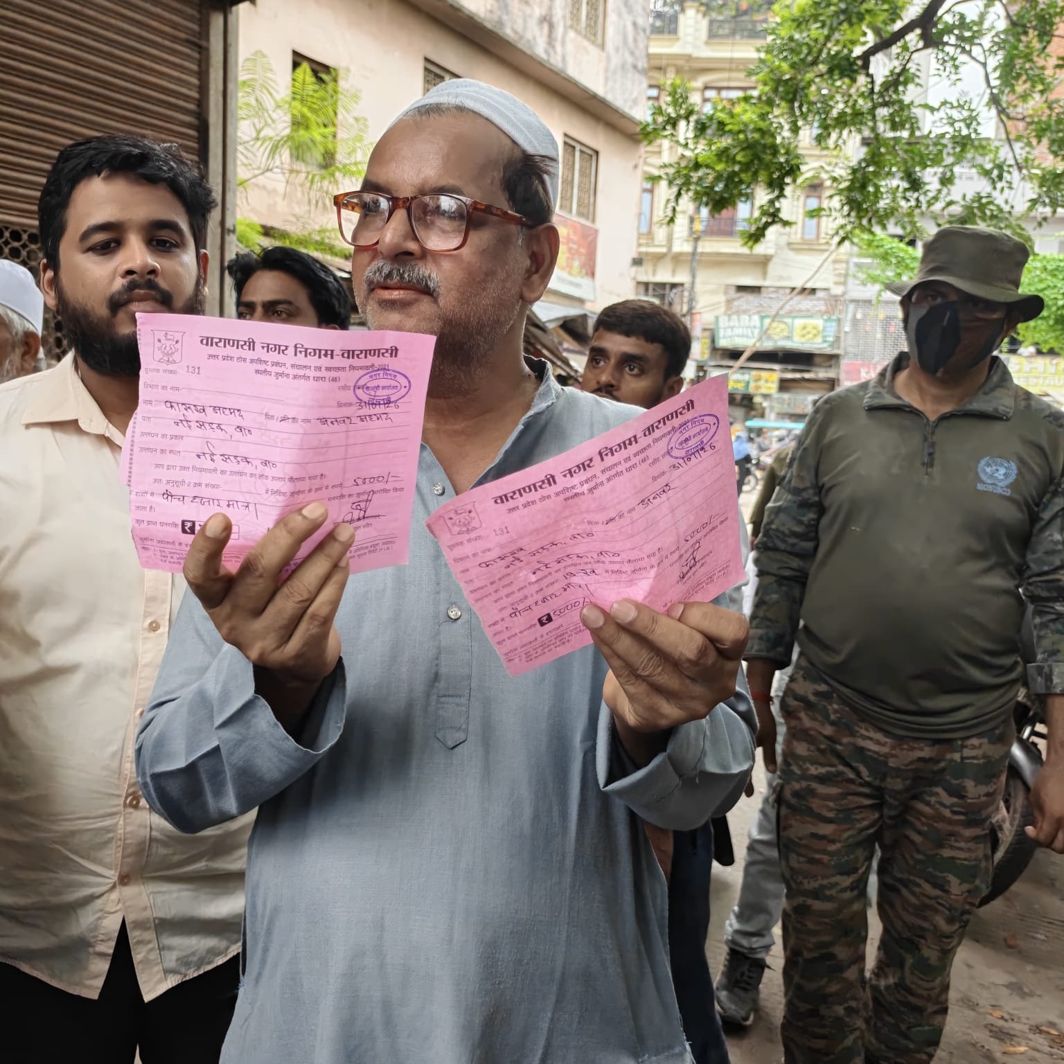 वाराणसी में सावन माह और कांवड़ यात्रा के दौरान धार्मिक भावनाओं को ध्यान में रखते हुए नगर निगम ने खुले में मांस-मछली की बिक्री के खिलाफ अभियान तेज कर दिया है। शुक्रवार को लल्लापुरा और नई सड़क क्षेत्र में नियमों का उल्लंघन करने वालों पर 20 हजार रुपये का चालान किया गया। प्रशासन ने पूरे सावन तक अभियान जारी रखने की चेतावनी दी।