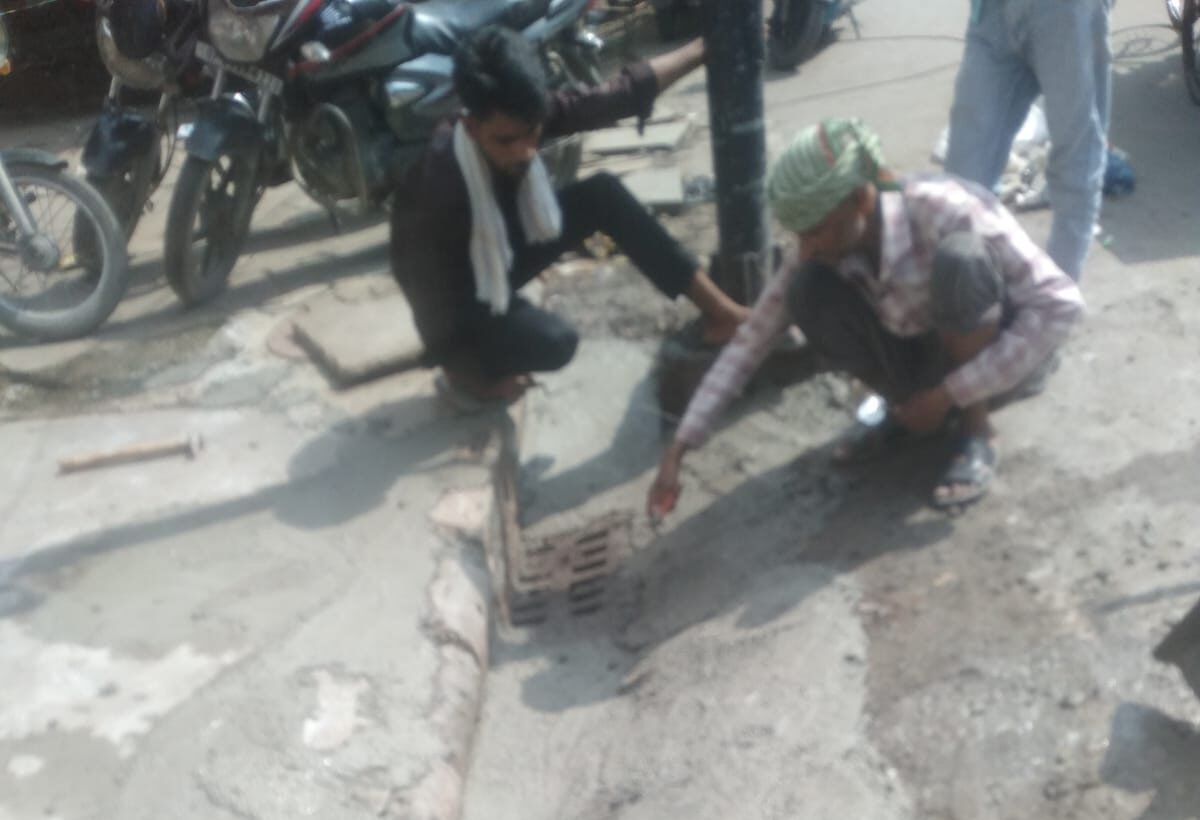 वाराणसी नगर निगम के त्वरित-समाधान स्मार्ट पायलट प्रोजेक्ट ने पहले ही दिन शानदार शुरुआत की। व्हाट्सएप चैटबॉट के माध्यम से प्राप्त 17 शिकायतों का चार घंटे के भीतर शत-प्रतिशत निस्तारण किया गया। जियो-टैग्ड मॉनिटरिंग और कमांड सेंटर की निगरानी से नागरिकों को तेज, पारदर्शी और समयबद्ध सेवाएं मिल रही हैं।