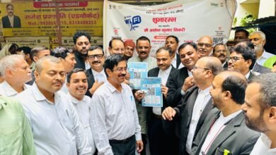 वाराणसी नगर निगम ने डिजिटल काशी अभियान के तहत कचहरी परिसर में मुफ्त हाई-स्पीड Wi-Fi सेवा शुरू कर दी है। महापौर अशोक कुमार तिवारी ने इसका शुभारंभ किया। बीएसएनएल के सहयोग से संचालित इस सुविधा का लाभ अधिवक्ता, छात्र और आम नागरिक QR कोड स्कैन कर आसानी से उठा सकेंगे। इससे पहले अस्सी घाट, दशाश्वमेध घाट और बीएचयू भी इस सेवा से जुड़ चुके हैं।