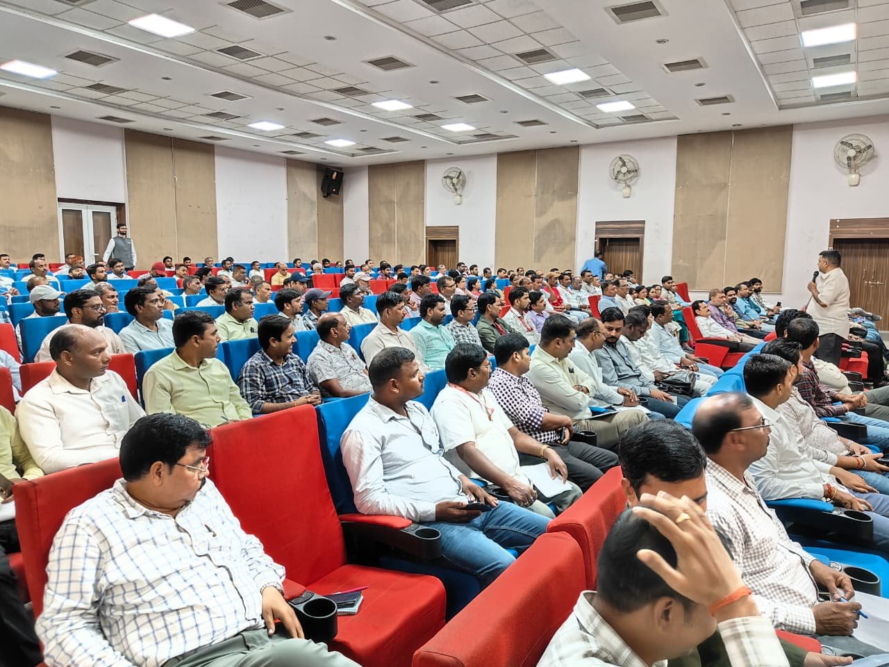 वाराणसी में एनएसई द्वारा आयोजित 'निवेशक जागरूकता एवं वित्तीय साइबर सुरक्षा' कार्यशाला में विशेषज्ञ वीके गुप्ता ने साइबर ठगी से बचाव के लिए लोगों को जागरूक किया। उन्होंने कहा कि किसी भी अनजान लिंक, कॉल या फर्जी निवेश ऑफर पर भरोसा न करें तथा ओटीपी, यूपीआई पिन और पासवर्ड किसी के साथ साझा न करें। वित्तीय धोखाधड़ी होने पर तुरंत साइबर हेल्पलाइन 1930 पर शिकायत दर्ज कराएं। कार्यक्रम में सुरक्षित निवेश, एसआईपी, म्यूचुअल फंड और पीपीएफ की उपयोगिता पर भी विस्तार से जानकारी दी गई।