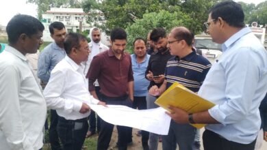 वाराणसी में फरीदपुर से सारनाथ तक बन रही एलिवेटेड रोड का निर्माण तेजी से जारी है। नगर आयुक्त हिमांशु नागपाल ने निर्माण स्थल का निरीक्षण कर अधिकारियों को वीडीए के साथ समन्वय बनाकर कार्य में तेजी लाने के निर्देश दिए। परियोजना पूरी होने पर आउटर रिंग रोड से सारनाथ की सीधी कनेक्टिविटी मिलेगी और पर्यटकों व स्थानीय लोगों को जाम से राहत मिलेगी।