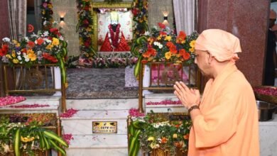 वाराणसी के सीर गोवर्धनपुर स्थित संत रविदास जन्मस्थली पर मुख्यमंत्री योगी आदित्यनाथ ने संत रविदास की 650वीं प्रकाश वर्ष जयंती के अवसर पर 'समरस संकल्प अभियान' का शुभारंभ किया। उन्होंने संत रविदास के समता, समानता और सामाजिक सद्भाव के संदेश को जन-जन तक पहुंचाने का आह्वान किया। कार्यक्रम में केंद्रीय एवं राज्य सरकार के कई मंत्री, भाजपा पदाधिकारी, संत-महात्मा और हजारों श्रद्धालु उपस्थित रहे। अभियान 20 फरवरी 2027 तक देशभर में विभिन्न चरणों में संचालित होगा।