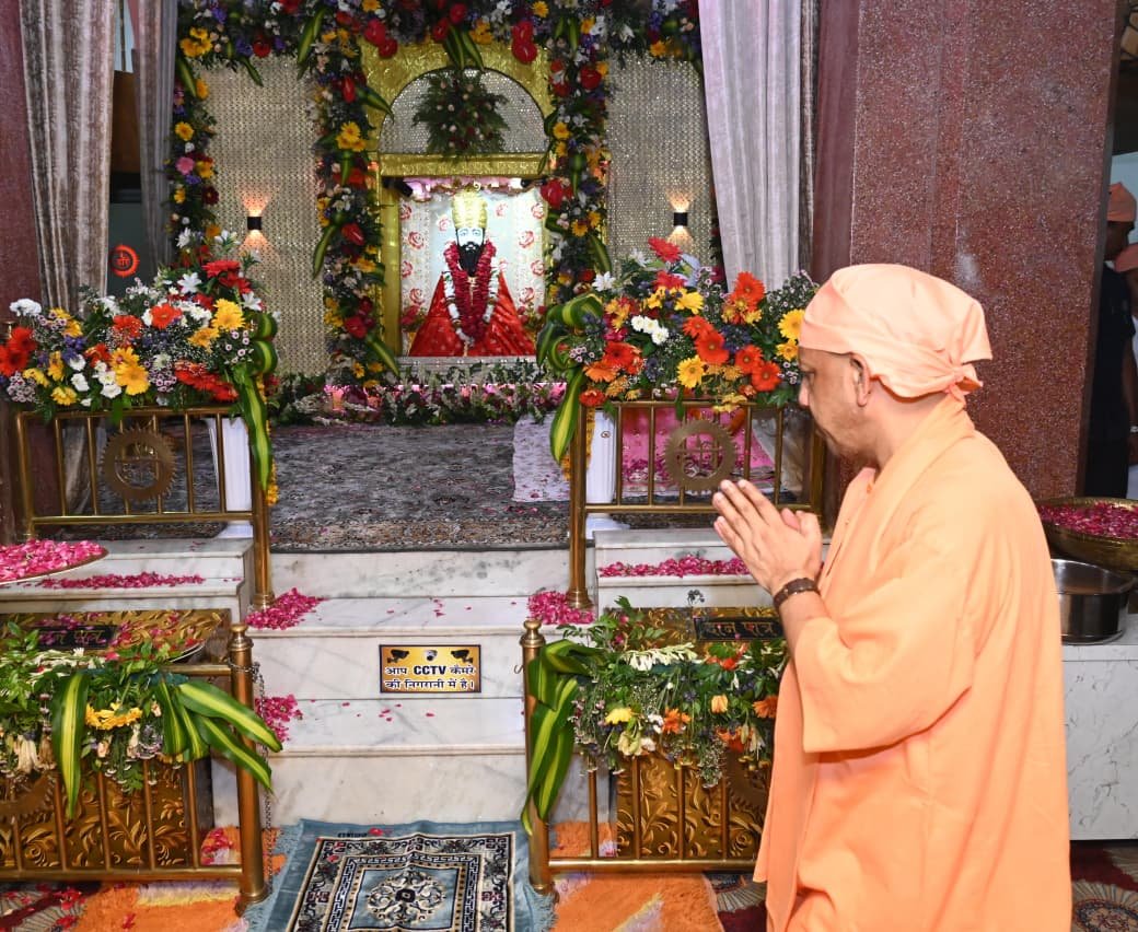 वाराणसी के सीर गोवर्धनपुर स्थित संत रविदास जन्मस्थली पर मुख्यमंत्री योगी आदित्यनाथ ने संत रविदास की 650वीं प्रकाश वर्ष जयंती के अवसर पर 'समरस संकल्प अभियान' का शुभारंभ किया। उन्होंने संत रविदास के समता, समानता और सामाजिक सद्भाव के संदेश को जन-जन तक पहुंचाने का आह्वान किया। कार्यक्रम में केंद्रीय एवं राज्य सरकार के कई मंत्री, भाजपा पदाधिकारी, संत-महात्मा और हजारों श्रद्धालु उपस्थित रहे। अभियान 20 फरवरी 2027 तक देशभर में विभिन्न चरणों में संचालित होगा।