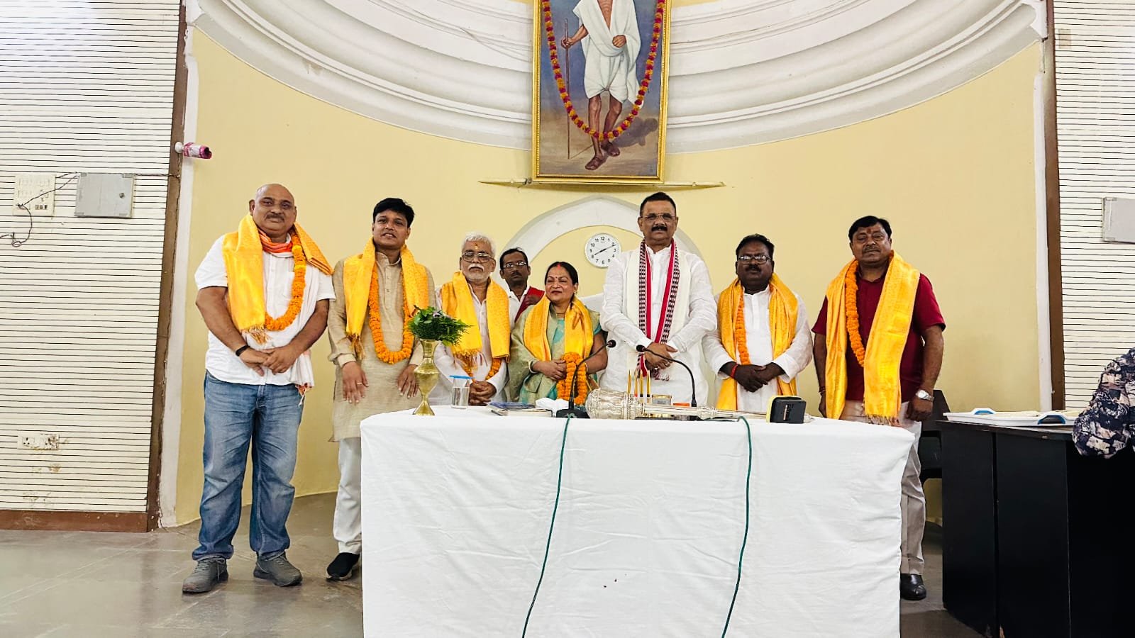 वाराणसी नगर निगम कार्यकारिणी समिति के छह रिक्त पदों के चुनाव में भाजपा ने शानदार प्रदर्शन करते हुए पांच सीटों पर जीत दर्ज की, जबकि समाजवादी पार्टी को एक सीट मिली और कांग्रेस खाता भी नहीं खोल सकी। महापौर अशोक कुमार तिवारी के नेतृत्व में भाजपा ने अपनी रणनीति से एक अतिरिक्त सीट हासिल की। चुनाव में 95.53 प्रतिशत रिकॉर्ड मतदान हुआ। बलराम कन्नौजिया सहित पांच भाजपा और गोविंद प्रसाद सिंह सपा से कार्यकारिणी सदस्य निर्वाचित घोषित किए गए।