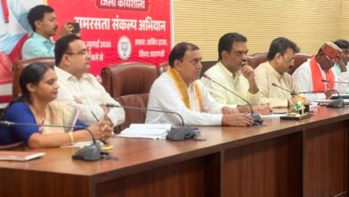 वाराणसी के सीर गोवर्धन स्थित संत रविदास महाराज की जन्मस्थली पर 29 जुलाई को 650वीं जयंती वर्ष के उपलक्ष्य में भव्य समरसता संकल्प सभा और दीपोत्सव आयोजित होगा। 27 जुलाई को माटी पूजन, 28 जुलाई को कलश यात्रा तथा 29 जुलाई को मुख्य कार्यक्रम होंगे। राज्यमंत्री असीम अरुण ने तैयारियों की समीक्षा की, जबकि नगर निगम ने लाखों श्रद्धालुओं की सुविधा के लिए विशेष स्वच्छता, पेयजल, प्रकाश व्यवस्था और क्विक रिस्पांस टीम तैनात कर व्यापक इंतजाम किए हैं।
