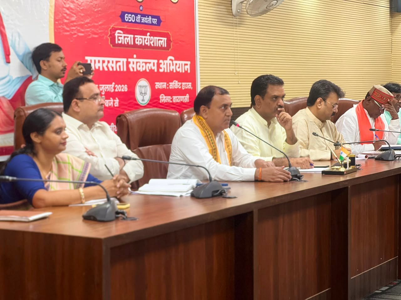 वाराणसी के सीर गोवर्धन स्थित संत रविदास महाराज की जन्मस्थली पर 29 जुलाई को 650वीं जयंती वर्ष के उपलक्ष्य में भव्य समरसता संकल्प सभा और दीपोत्सव आयोजित होगा। 27 जुलाई को माटी पूजन, 28 जुलाई को कलश यात्रा तथा 29 जुलाई को मुख्य कार्यक्रम होंगे। राज्यमंत्री असीम अरुण ने तैयारियों की समीक्षा की, जबकि नगर निगम ने लाखों श्रद्धालुओं की सुविधा के लिए विशेष स्वच्छता, पेयजल, प्रकाश व्यवस्था और क्विक रिस्पांस टीम तैनात कर व्यापक इंतजाम किए हैं।