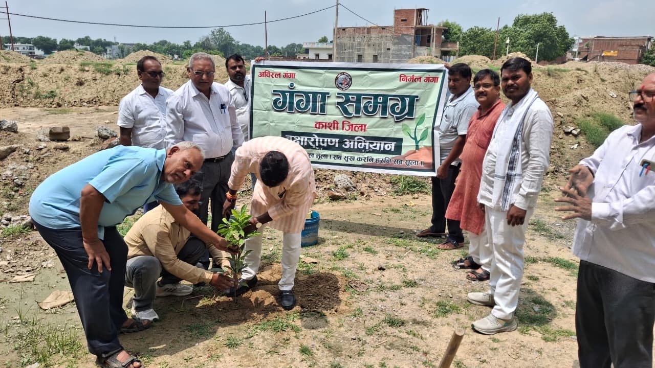 हरहुआ में गुरु पूर्णिमा के अवसर पर गंगा समग्र के मासव्यापी पौधरोपण अभियान का शुभारंभ हुआ। मुख्य अतिथि नरेंद्र कुमार द्विवेदी ने प्रत्येक व्यक्ति से 'मां गंगा के नाम एक पेड़' लगाने का आह्वान किया। वक्ताओं ने पीपल, बरगद, पाकड़, गूलर और नीम जैसे देशी वृक्षों के रोपण को पर्यावरण संरक्षण एवं जैव विविधता के लिए आवश्यक बताया।