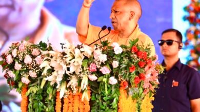 मुख्यमंत्री योगी आदित्यनाथ ने जालौन में ₹1275 करोड़ की 375 विकास परियोजनाओं का लोकार्पण एवं शिलान्यास किया। इस दौरान उन्होंने पिछली सरकारों पर बुंदेलखंड के पिछड़ेपन, पलायन और दस्यु समस्या के लिए निशाना साधते हुए प्रदेश सरकार की विकास योजनाओं, कानून-व्यवस्था और रोजगार सृजन की उपलब्धियां गिनाईं। उन्होंने बीडा, डिफेंस कॉरिडोर, डेटा सेंटर, सड़क एवं पेयजल परियोजनाओं के साथ कालपी के जीआई टैग प्राप्त हस्तनिर्मित कागज को वैश्विक पहचान मिलने का भी उल्लेख किया।