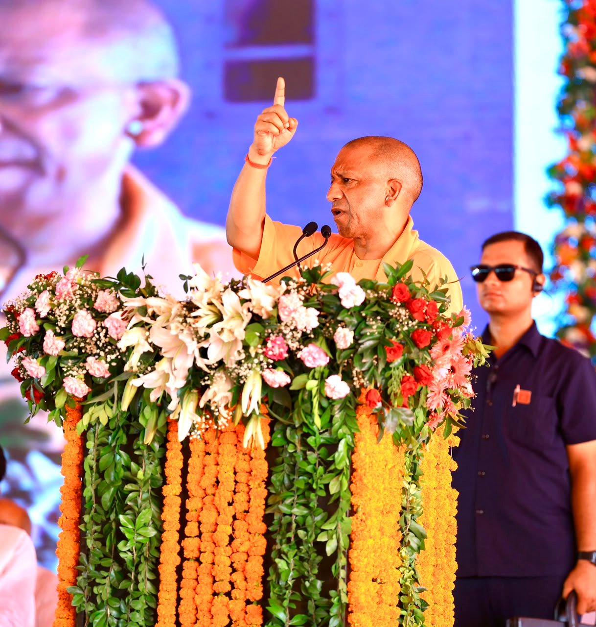 मुख्यमंत्री योगी आदित्यनाथ ने जालौन में ₹1275 करोड़ की 375 विकास परियोजनाओं का लोकार्पण एवं शिलान्यास किया। इस दौरान उन्होंने पिछली सरकारों पर बुंदेलखंड के पिछड़ेपन, पलायन और दस्यु समस्या के लिए निशाना साधते हुए प्रदेश सरकार की विकास योजनाओं, कानून-व्यवस्था और रोजगार सृजन की उपलब्धियां गिनाईं। उन्होंने बीडा, डिफेंस कॉरिडोर, डेटा सेंटर, सड़क एवं पेयजल परियोजनाओं के साथ कालपी के जीआई टैग प्राप्त हस्तनिर्मित कागज को वैश्विक पहचान मिलने का भी उल्लेख किया।