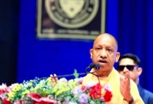 मुख्यमंत्री योगी आदित्यनाथ ने आगरा में आयोजित कार्यक्रम में शिक्षकों से कहा कि बदलते समय में उनकी जिम्मेदारी केवल पढ़ाने तक सीमित नहीं है। उन्हें छात्रों को सोशल मीडिया पर फैलने वाली फर्जी खबरों की पहचान, सच-झूठ में अंतर और आर्टिफिशियल इंटेलिजेंस (AI) का जिम्मेदारीपूर्ण उपयोग भी सिखाना होगा। उन्होंने कहा कि तकनीक का इस्तेमाल समाज और देशहित में होना चाहिए तथा शिक्षण संस्थानों को भारत विरोधी दुष्प्रचार के खिलाफ युवाओं को जागरूक बनाना होगा।