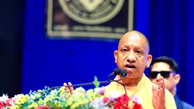 मुख्यमंत्री योगी आदित्यनाथ ने आगरा में आयोजित कार्यक्रम में शिक्षकों से कहा कि बदलते समय में उनकी जिम्मेदारी केवल पढ़ाने तक सीमित नहीं है। उन्हें छात्रों को सोशल मीडिया पर फैलने वाली फर्जी खबरों की पहचान, सच-झूठ में अंतर और आर्टिफिशियल इंटेलिजेंस (AI) का जिम्मेदारीपूर्ण उपयोग भी सिखाना होगा। उन्होंने कहा कि तकनीक का इस्तेमाल समाज और देशहित में होना चाहिए तथा शिक्षण संस्थानों को भारत विरोधी दुष्प्रचार के खिलाफ युवाओं को जागरूक बनाना होगा।