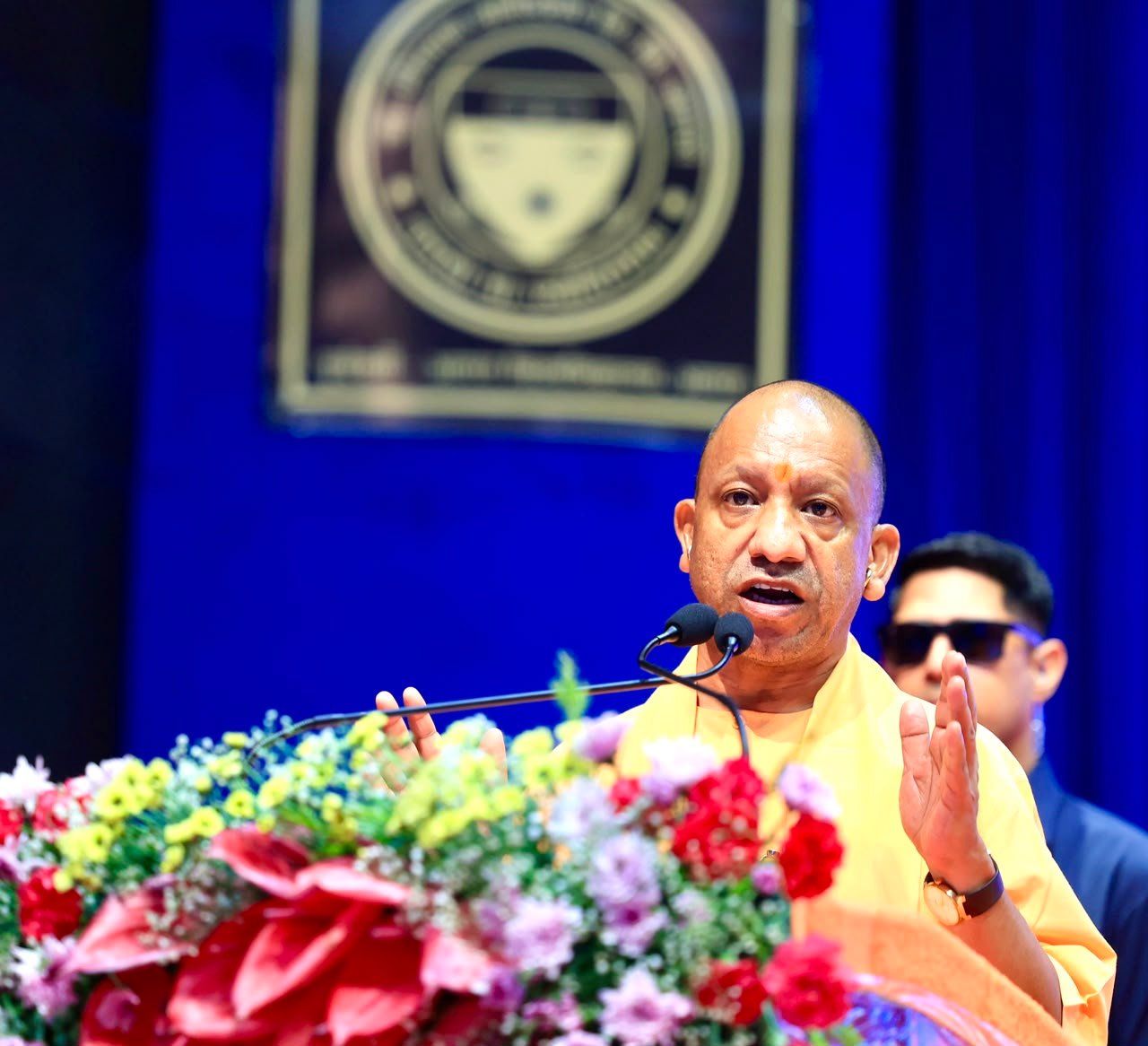 मुख्यमंत्री योगी आदित्यनाथ ने आगरा में आयोजित कार्यक्रम में शिक्षकों से कहा कि बदलते समय में उनकी जिम्मेदारी केवल पढ़ाने तक सीमित नहीं है। उन्हें छात्रों को सोशल मीडिया पर फैलने वाली फर्जी खबरों की पहचान, सच-झूठ में अंतर और आर्टिफिशियल इंटेलिजेंस (AI) का जिम्मेदारीपूर्ण उपयोग भी सिखाना होगा। उन्होंने कहा कि तकनीक का इस्तेमाल समाज और देशहित में होना चाहिए तथा शिक्षण संस्थानों को भारत विरोधी दुष्प्रचार के खिलाफ युवाओं को जागरूक बनाना होगा।