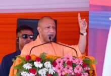 फतेहपुर दौरे पर मुख्यमंत्री योगी आदित्यनाथ ने कांग्रेस और समाजवादी पार्टी पर नकल माफिया को संरक्षण देने का आरोप लगाया। उन्होंने कहा कि छात्रों के भविष्य से खिलवाड़ करने वालों को बख्शा नहीं जाएगा और उनके लिए केवल जेल या जहन्नुम ही स्थान होगा। मुख्यमंत्री ने ₹489 करोड़ की 125 विकास परियोजनाओं का लोकार्पण एवं शिलान्यास किया तथा विभिन्न सरकारी योजनाओं के लाभार्थियों को स्वीकृति पत्र, चेक, आयुष्मान कार्ड और आवास की चाबियां वितरित कीं।