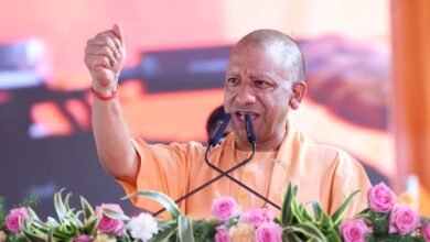 मुख्यमंत्री योगी आदित्यनाथ ने मैनपुरी में 682 करोड़ रुपये की 111 विकास परियोजनाओं का लोकार्पण और शिलान्यास करते हुए समाजवादी पार्टी पर तीखा हमला बोला। उन्होंने कहा कि अब उत्तर प्रदेश में कांवड़ यात्रा, जन्माष्टमी और धार्मिक आयोजनों पर कोई रोक नहीं लग सकती। सीएम ने कानून व्यवस्था, रोजगार, निवेश, किसानों, महिलाओं की सुरक्षा और विकास योजनाओं का उल्लेख करते हुए कहा कि डबल इंजन सरकार प्रदेश को विकसित उत्तर प्रदेश बनाने के लिए लगातार कार्य कर रही है।