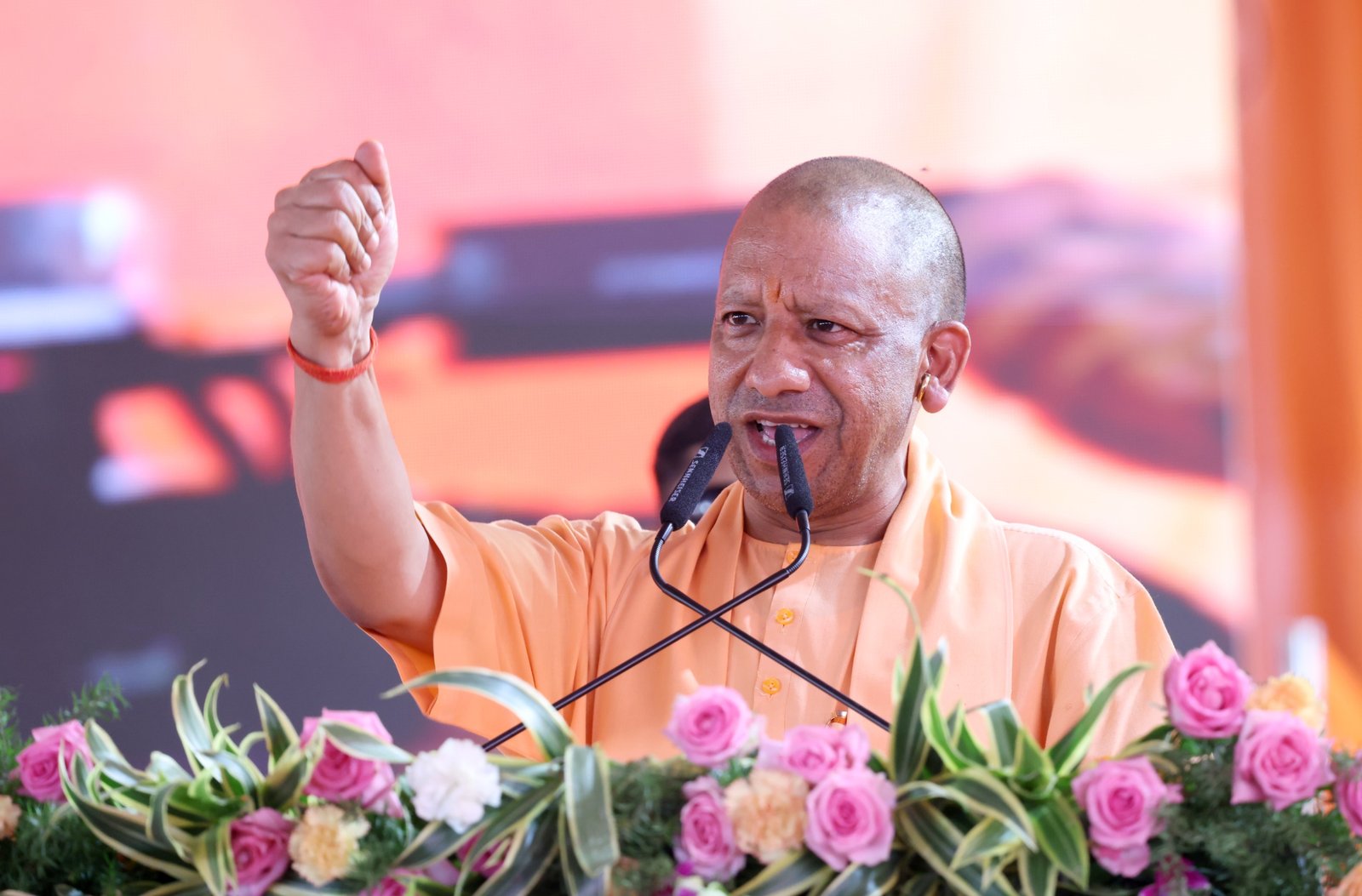 मुख्यमंत्री योगी आदित्यनाथ ने मैनपुरी में 682 करोड़ रुपये की 111 विकास परियोजनाओं का लोकार्पण और शिलान्यास करते हुए समाजवादी पार्टी पर तीखा हमला बोला। उन्होंने कहा कि अब उत्तर प्रदेश में कांवड़ यात्रा, जन्माष्टमी और धार्मिक आयोजनों पर कोई रोक नहीं लग सकती। सीएम ने कानून व्यवस्था, रोजगार, निवेश, किसानों, महिलाओं की सुरक्षा और विकास योजनाओं का उल्लेख करते हुए कहा कि डबल इंजन सरकार प्रदेश को विकसित उत्तर प्रदेश बनाने के लिए लगातार कार्य कर रही है।
