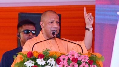 फतेहपुर दौरे पर मुख्यमंत्री योगी आदित्यनाथ ने कांग्रेस और समाजवादी पार्टी पर नकल माफिया को संरक्षण देने का आरोप लगाया। उन्होंने कहा कि छात्रों के भविष्य से खिलवाड़ करने वालों को बख्शा नहीं जाएगा और उनके लिए केवल जेल या जहन्नुम ही स्थान होगा। मुख्यमंत्री ने ₹489 करोड़ की 125 विकास परियोजनाओं का लोकार्पण एवं शिलान्यास किया तथा विभिन्न सरकारी योजनाओं के लाभार्थियों को स्वीकृति पत्र, चेक, आयुष्मान कार्ड और आवास की चाबियां वितरित कीं।