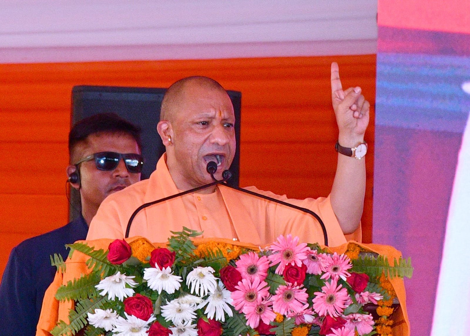 फतेहपुर दौरे पर मुख्यमंत्री योगी आदित्यनाथ ने कांग्रेस और समाजवादी पार्टी पर नकल माफिया को संरक्षण देने का आरोप लगाया। उन्होंने कहा कि छात्रों के भविष्य से खिलवाड़ करने वालों को बख्शा नहीं जाएगा और उनके लिए केवल जेल या जहन्नुम ही स्थान होगा। मुख्यमंत्री ने ₹489 करोड़ की 125 विकास परियोजनाओं का लोकार्पण एवं शिलान्यास किया तथा विभिन्न सरकारी योजनाओं के लाभार्थियों को स्वीकृति पत्र, चेक, आयुष्मान कार्ड और आवास की चाबियां वितरित कीं।