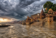 उत्तर प्रदेश में लगातार हो रही बारिश से मानसून सीजन की कुल वर्षा सामान्य श्रेणी में पहुंच गई है। पश्चिमी और दक्षिणी हिस्सों में अगले चार दिनों तक भारी बारिश की संभावना है। बारिश के चलते घाघरा, राप्ती, छोटी गंडक समेत कई नदियों का जलस्तर बढ़ रहा है। वाराणसी में गंगा का जलस्तर 63.36 मीटर पहुंच गया है। तुलसी, दशाश्वमेध, राजेंद्र प्रसाद और शिवाला घाट की सीढ़ियां जलमग्न हो गई हैं। मणिकर्णिका घाट पर भी पानी पहुंचने से अंतिम संस्कार प्रभावित हुआ है।