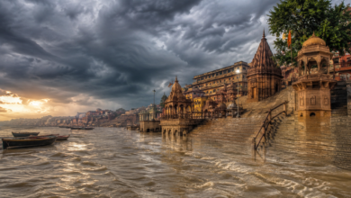 उत्तर प्रदेश में लगातार हो रही बारिश से मानसून सीजन की कुल वर्षा सामान्य श्रेणी में पहुंच गई है। पश्चिमी और दक्षिणी हिस्सों में अगले चार दिनों तक भारी बारिश की संभावना है। बारिश के चलते घाघरा, राप्ती, छोटी गंडक समेत कई नदियों का जलस्तर बढ़ रहा है। वाराणसी में गंगा का जलस्तर 63.36 मीटर पहुंच गया है। तुलसी, दशाश्वमेध, राजेंद्र प्रसाद और शिवाला घाट की सीढ़ियां जलमग्न हो गई हैं। मणिकर्णिका घाट पर भी पानी पहुंचने से अंतिम संस्कार प्रभावित हुआ है।