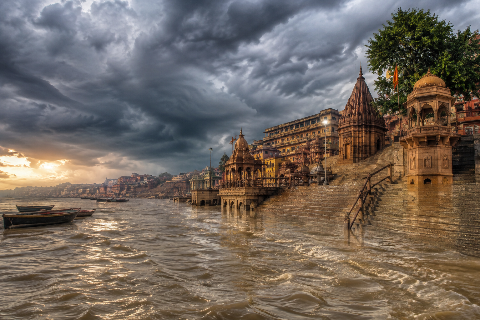 उत्तर प्रदेश में लगातार हो रही बारिश से मानसून सीजन की कुल वर्षा सामान्य श्रेणी में पहुंच गई है। पश्चिमी और दक्षिणी हिस्सों में अगले चार दिनों तक भारी बारिश की संभावना है। बारिश के चलते घाघरा, राप्ती, छोटी गंडक समेत कई नदियों का जलस्तर बढ़ रहा है। वाराणसी में गंगा का जलस्तर 63.36 मीटर पहुंच गया है। तुलसी, दशाश्वमेध, राजेंद्र प्रसाद और शिवाला घाट की सीढ़ियां जलमग्न हो गई हैं। मणिकर्णिका घाट पर भी पानी पहुंचने से अंतिम संस्कार प्रभावित हुआ है।