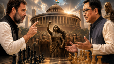 महिला आरक्षण कानून को लागू करने को लेकर केंद्र सरकार और कांग्रेस के बीच राजनीतिक बहस तेज हो गई है। संसदीय कार्य मंत्री किरेन रिजिजू ने कहा कि 2023 के नारी शक्ति वंदन अधिनियम के तहत आरक्षण लागू करने से पहले जनगणना के बाद परिसीमन जरूरी है। राहुल गांधी ने पलटवार करते हुए कहा कि महिला आरक्षण विधेयक सर्वसम्मति से पारित हो चुका है और सरकार इसे बिना किसी शर्त के लागू करे। संसद में परिसीमन, सीट बढ़ाने और विदेशी चंदे से जुड़े विधेयकों पर भी चर्चा संभव है।