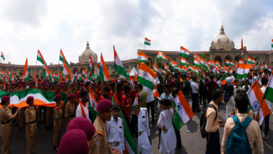 लखनऊ में स्वतंत्रता दिवस से पहले मुख्यमंत्री योगी आदित्यनाथ के नेतृत्व में ‘हर घर तिरंगा’ अभियान के तहत भव्य तिरंगा यात्रा निकाली गई। मुख्यमंत्री आवास से विधानसभा तक आयोजित यात्रा में 30 हजार से अधिक लोगों और हजारों छात्र-छात्राओं ने हिस्सा लिया। हाथों में तिरंगा लेकर बच्चों और युवाओं ने भारत माता की जय के नारों से माहौल देशभक्तिमय बना दिया। यात्रा के दौरान लोगों ने पुष्पवर्षा कर स्वागत किया। वहीं करीब 2 हजार फीट लंबे तिरंगे की मानव शृंखला ने भी आकर्षण बढ़ाया।