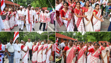 वाराणसी में विश्व आदिवासी दिवस के अवसर पर बरेका के सेंट जॉन स्कूल से भव्य शोभायात्रा निकाली गई। पारंपरिक परिधानों में महिला-पुरुष, युवा और बच्चों ने उत्साहपूर्वक भाग लिया। यात्रा के दौरान भगवान गौतम बुद्ध, जननायक बिरसा मुंडा और डॉ. भीमराव आंबेडकर की प्रतिमाओं पर माल्यार्पण किया गया। पश्चिमी संस्थान, जलालीपट्टी में सांस्कृतिक समारोह आयोजित हुआ, जहां लोकगीत, संगीत और पारंपरिक प्रस्तुतियों ने आदिवासी संस्कृति की समृद्ध विरासत को जीवंत किया। आयोजन में सामाजिक समरसता, सांस्कृतिक संरक्षण और राष्ट्रीय एकता का संदेश दिया गया।
