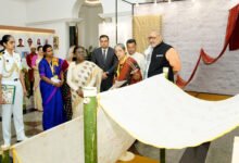 राष्ट्रीय हथकरघा दिवस पर राष्ट्रपति द्रौपदी मुर्मु ने हथकरघा क्षेत्र के विकास के लिए नई तकनीक, ई-कॉमर्स और युवाओं की भागीदारी को आवश्यक बताया। उन्होंने संत कबीर हथकरघा पुरस्कार 2025 से वाराणसी के शाह मोहम्मद अंसारी सहित तीन मास्टर बुनकरों को सम्मानित किया। प्रधानमंत्री नरेंद्र मोदी ने भी बुनकरों को देश की सांस्कृतिक विरासत और आत्मनिर्भर भारत की मजबूत नींव बताते हुए स्वदेशी हथकरघा उत्पादों को बढ़ावा देने का आह्वान किया।