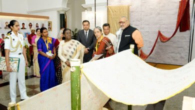 राष्ट्रीय हथकरघा दिवस पर राष्ट्रपति द्रौपदी मुर्मु ने हथकरघा क्षेत्र के विकास के लिए नई तकनीक, ई-कॉमर्स और युवाओं की भागीदारी को आवश्यक बताया। उन्होंने संत कबीर हथकरघा पुरस्कार 2025 से वाराणसी के शाह मोहम्मद अंसारी सहित तीन मास्टर बुनकरों को सम्मानित किया। प्रधानमंत्री नरेंद्र मोदी ने भी बुनकरों को देश की सांस्कृतिक विरासत और आत्मनिर्भर भारत की मजबूत नींव बताते हुए स्वदेशी हथकरघा उत्पादों को बढ़ावा देने का आह्वान किया।