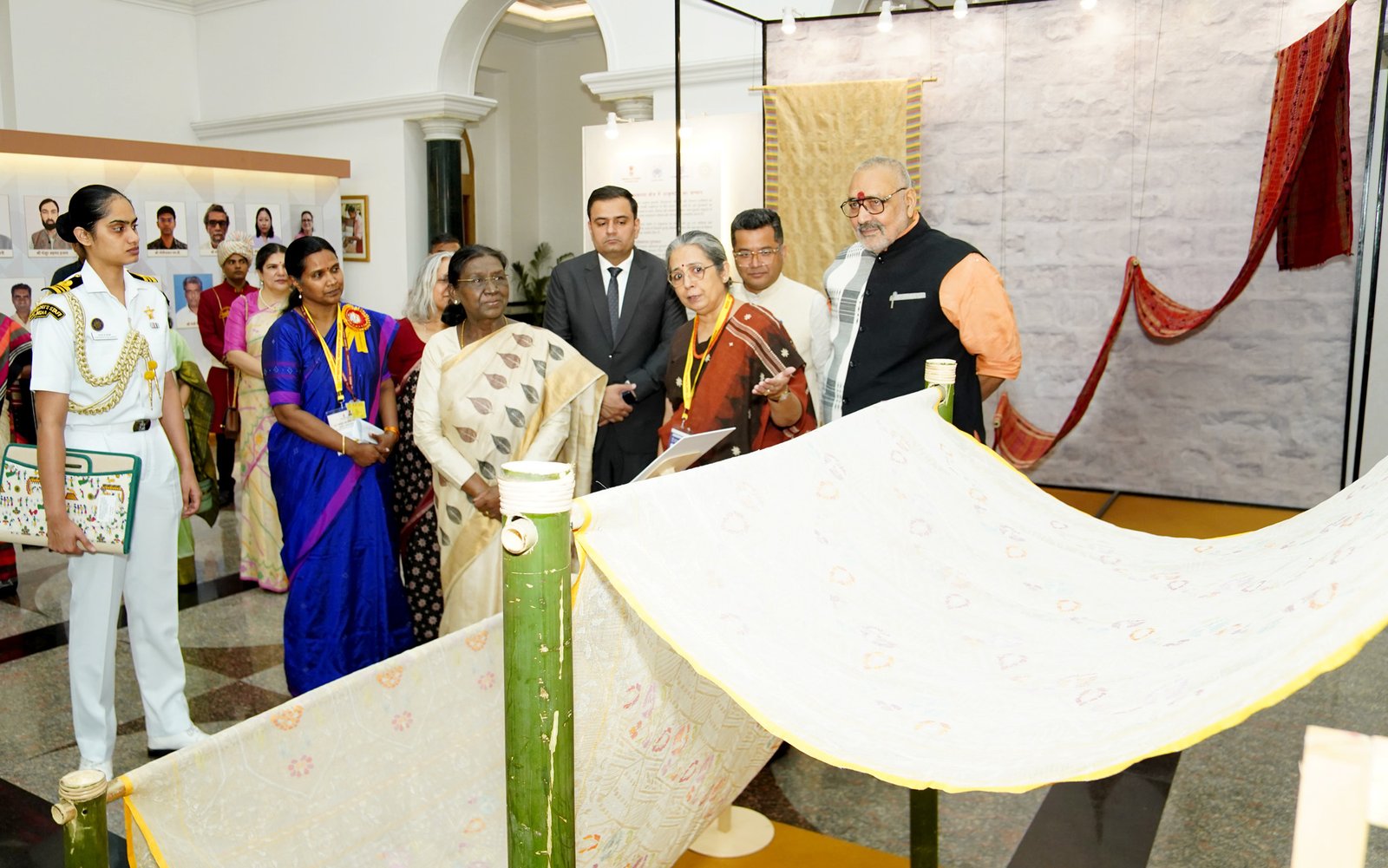 राष्ट्रीय हथकरघा दिवस पर राष्ट्रपति द्रौपदी मुर्मु ने हथकरघा क्षेत्र के विकास के लिए नई तकनीक, ई-कॉमर्स और युवाओं की भागीदारी को आवश्यक बताया। उन्होंने संत कबीर हथकरघा पुरस्कार 2025 से वाराणसी के शाह मोहम्मद अंसारी सहित तीन मास्टर बुनकरों को सम्मानित किया। प्रधानमंत्री नरेंद्र मोदी ने भी बुनकरों को देश की सांस्कृतिक विरासत और आत्मनिर्भर भारत की मजबूत नींव बताते हुए स्वदेशी हथकरघा उत्पादों को बढ़ावा देने का आह्वान किया।