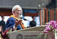 प्रधानमंत्री नरेन्द्र मोदी ने IIT दिल्ली के 57वें दीक्षांत समारोह में युवाओं को बदलती तकनीक के दौर में लगातार सीखने, नवाचार करने और कठिन समस्याओं का समाधान खोजने का संदेश दिया। उन्होंने कहा कि आर्टिफिशियल इंटेलिजेंस, डेटा सेंटर, सेमीकंडक्टर, दुर्लभ खनिज, डीप सी एक्सप्लोरेशन, बैटरी, ऊर्जा भंडारण, इलेक्ट्रिक मोबिलिटी और क्वांटम कंप्यूटिंग जैसे क्षेत्रों में युवाओं के लिए बड़े अवसर हैं। प्रधानमंत्री ने शोध, स्टार्टअप, अंतरिक्ष और ड्रोन क्षेत्र में भारत की बढ़ती संभावनाओं का उल्लेख करते हुए विकसित भारत के निर्माण में युवाओं की भूमिका को महत्वपूर्ण बताया।