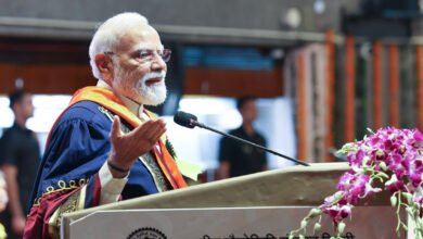 प्रधानमंत्री नरेन्द्र मोदी ने IIT दिल्ली के 57वें दीक्षांत समारोह में युवाओं को बदलती तकनीक के दौर में लगातार सीखने, नवाचार करने और कठिन समस्याओं का समाधान खोजने का संदेश दिया। उन्होंने कहा कि आर्टिफिशियल इंटेलिजेंस, डेटा सेंटर, सेमीकंडक्टर, दुर्लभ खनिज, डीप सी एक्सप्लोरेशन, बैटरी, ऊर्जा भंडारण, इलेक्ट्रिक मोबिलिटी और क्वांटम कंप्यूटिंग जैसे क्षेत्रों में युवाओं के लिए बड़े अवसर हैं। प्रधानमंत्री ने शोध, स्टार्टअप, अंतरिक्ष और ड्रोन क्षेत्र में भारत की बढ़ती संभावनाओं का उल्लेख करते हुए विकसित भारत के निर्माण में युवाओं की भूमिका को महत्वपूर्ण बताया।