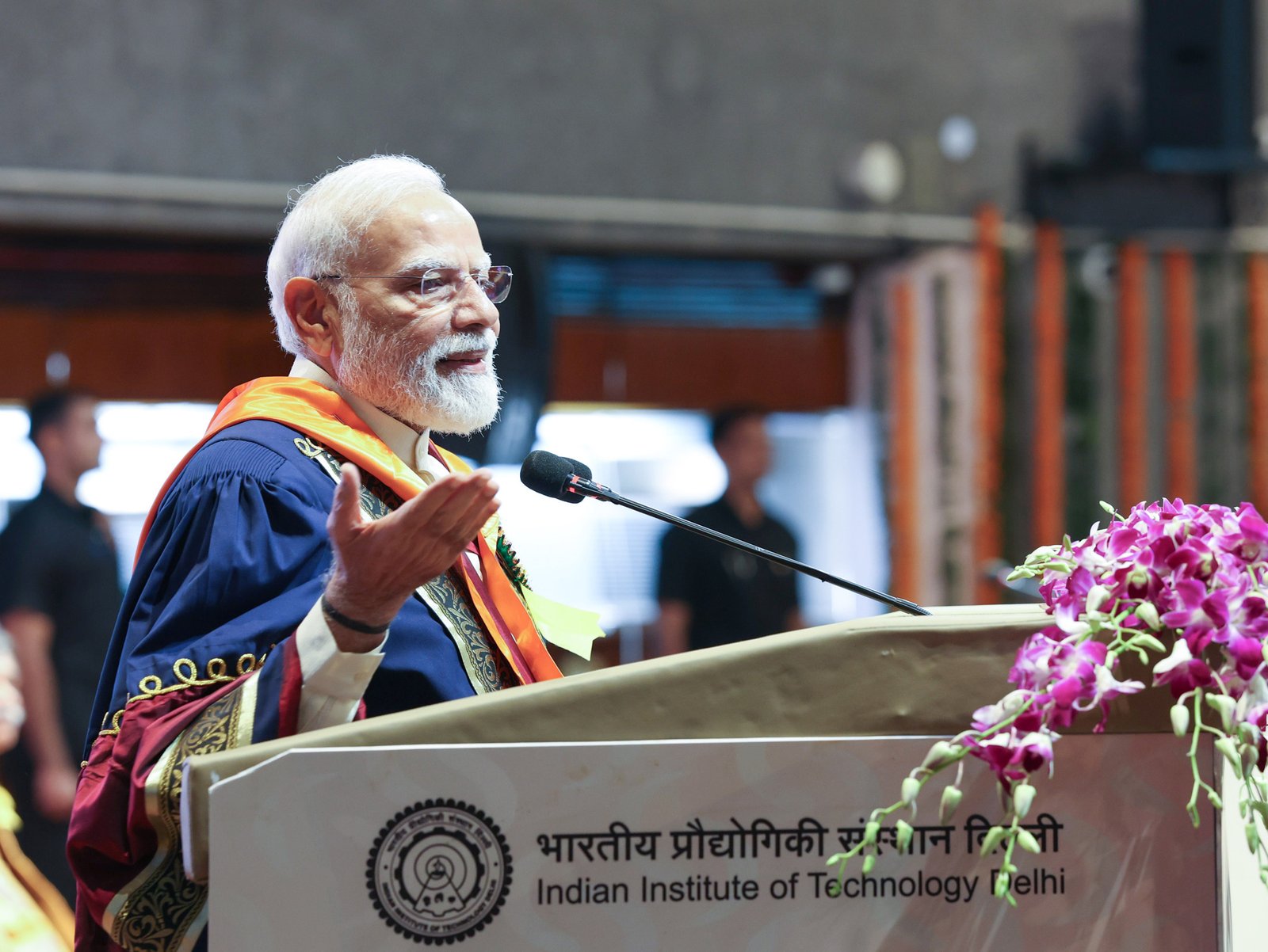 प्रधानमंत्री नरेन्द्र मोदी ने IIT दिल्ली के 57वें दीक्षांत समारोह में युवाओं को बदलती तकनीक के दौर में लगातार सीखने, नवाचार करने और कठिन समस्याओं का समाधान खोजने का संदेश दिया। उन्होंने कहा कि आर्टिफिशियल इंटेलिजेंस, डेटा सेंटर, सेमीकंडक्टर, दुर्लभ खनिज, डीप सी एक्सप्लोरेशन, बैटरी, ऊर्जा भंडारण, इलेक्ट्रिक मोबिलिटी और क्वांटम कंप्यूटिंग जैसे क्षेत्रों में युवाओं के लिए बड़े अवसर हैं। प्रधानमंत्री ने शोध, स्टार्टअप, अंतरिक्ष और ड्रोन क्षेत्र में भारत की बढ़ती संभावनाओं का उल्लेख करते हुए विकसित भारत के निर्माण में युवाओं की भूमिका को महत्वपूर्ण बताया।