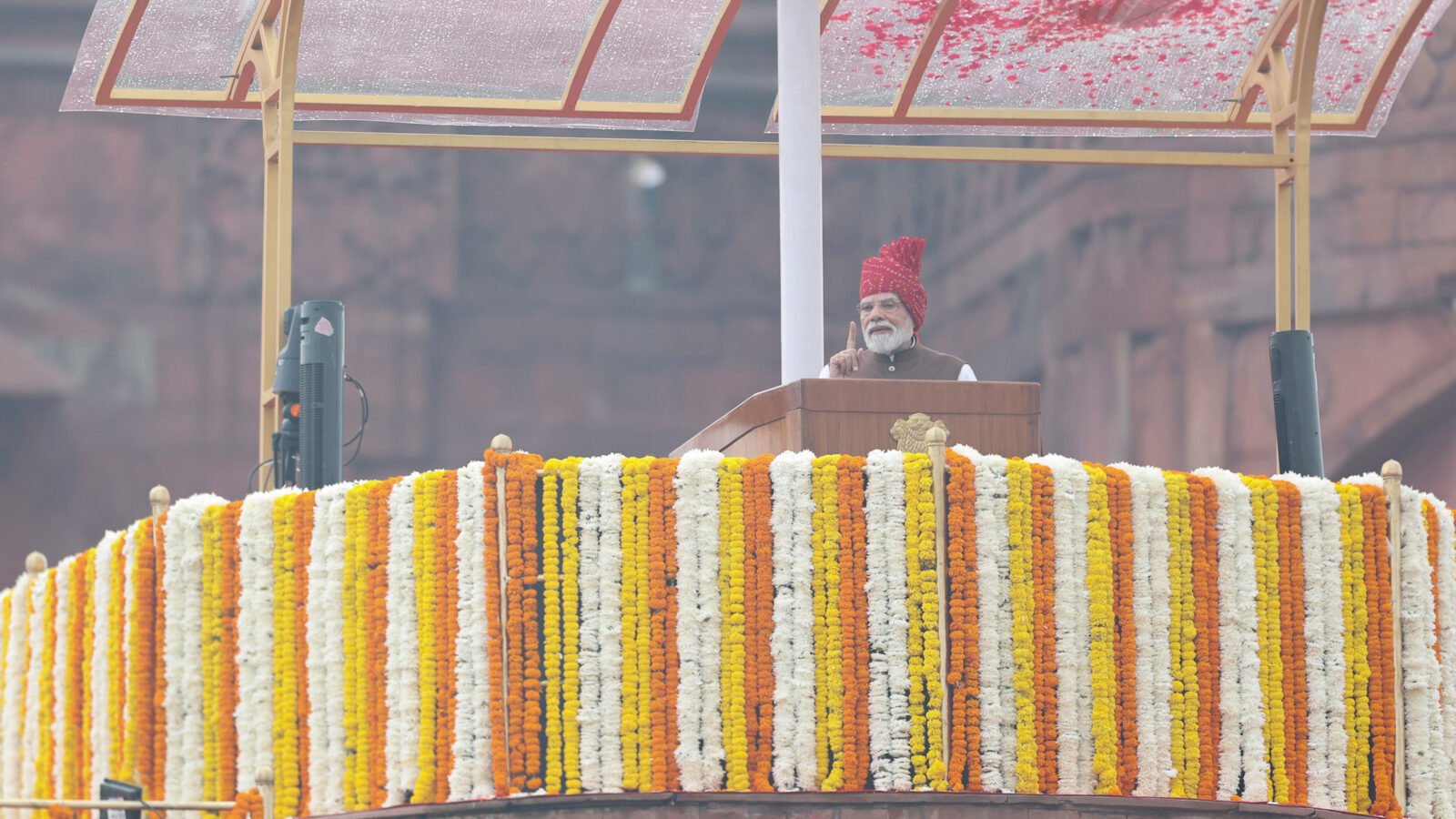 प्रधानमंत्री नरेन्द्र मोदी ने 80वें स्वतंत्रता दिवस पर लाल किले से विकसित भारत@2047 का विजन सामने रखा। उन्होंने अगले एक दशक में पांच नए परमाणु रिएक्टर शुरू करने और 2047 तक 100 गीगावाट परमाणु ऊर्जा का लक्ष्य बताया। भाषण में AI, सेमीकंडक्टर, मैन्युफैक्चरिंग, कृषि, रक्षा, ग्रीन इकोनॉमी, डिजिटल तकनीक और युवाओं को विकास की प्रमुख ताकत बताया गया। प्रधानमंत्री ने आने वाले एक वर्ष में एक करोड़ युवाओं को AI स्किल ट्रेनिंग देने की घोषणा भी की।