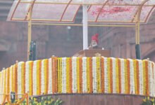 प्रधानमंत्री नरेन्द्र मोदी ने 80वें स्वतंत्रता दिवस पर लाल किले से विकसित भारत@2047 का विजन सामने रखा। उन्होंने अगले एक दशक में पांच नए परमाणु रिएक्टर शुरू करने और 2047 तक 100 गीगावाट परमाणु ऊर्जा का लक्ष्य बताया। भाषण में AI, सेमीकंडक्टर, मैन्युफैक्चरिंग, कृषि, रक्षा, ग्रीन इकोनॉमी, डिजिटल तकनीक और युवाओं को विकास की प्रमुख ताकत बताया गया। प्रधानमंत्री ने आने वाले एक वर्ष में एक करोड़ युवाओं को AI स्किल ट्रेनिंग देने की घोषणा भी की।