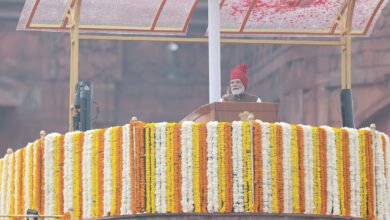 प्रधानमंत्री नरेन्द्र मोदी ने 80वें स्वतंत्रता दिवस पर लाल किले से विकसित भारत@2047 का विजन सामने रखा। उन्होंने अगले एक दशक में पांच नए परमाणु रिएक्टर शुरू करने और 2047 तक 100 गीगावाट परमाणु ऊर्जा का लक्ष्य बताया। भाषण में AI, सेमीकंडक्टर, मैन्युफैक्चरिंग, कृषि, रक्षा, ग्रीन इकोनॉमी, डिजिटल तकनीक और युवाओं को विकास की प्रमुख ताकत बताया गया। प्रधानमंत्री ने आने वाले एक वर्ष में एक करोड़ युवाओं को AI स्किल ट्रेनिंग देने की घोषणा भी की।