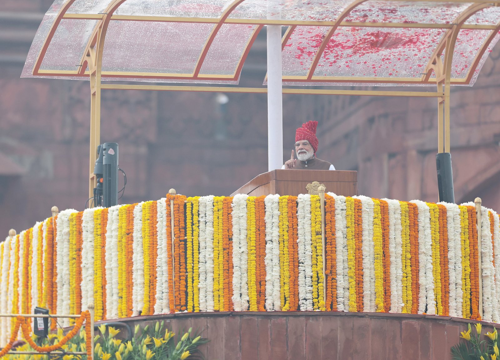 प्रधानमंत्री नरेन्द्र मोदी ने 80वें स्वतंत्रता दिवस पर लाल किले से विकसित भारत@2047 का विजन सामने रखा। उन्होंने अगले एक दशक में पांच नए परमाणु रिएक्टर शुरू करने और 2047 तक 100 गीगावाट परमाणु ऊर्जा का लक्ष्य बताया। भाषण में AI, सेमीकंडक्टर, मैन्युफैक्चरिंग, कृषि, रक्षा, ग्रीन इकोनॉमी, डिजिटल तकनीक और युवाओं को विकास की प्रमुख ताकत बताया गया। प्रधानमंत्री ने आने वाले एक वर्ष में एक करोड़ युवाओं को AI स्किल ट्रेनिंग देने की घोषणा भी की।