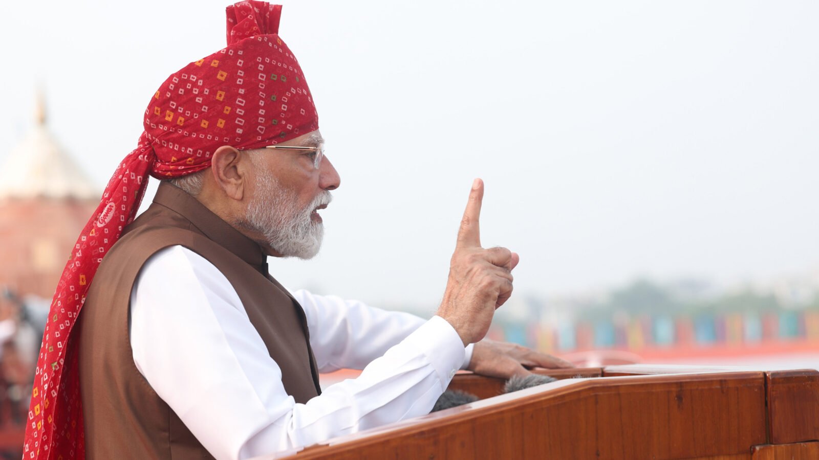 प्रधानमंत्री नरेंद्र मोदी ने 80वें स्वतंत्रता दिवस पर लाल किले की प्राचीर से युवाओं के लिए कई महत्वपूर्ण घोषणाएं कीं। उन्होंने प्रतियोगी परीक्षाओं की तैयारी करने वाले विद्यार्थियों के लिए देशभर में मुफ्त ऑनलाइन कोचिंग नेटवर्क बनाने का ऐलान किया। प्रधानमंत्री ने कहा कि महंगी कोचिंग का आर्थिक बोझ मध्यम वर्ग और गरीब परिवारों पर पड़ता है। इसके साथ ही अगले एक वर्ष में एक करोड़ युवाओं को आर्टिफिशियल इंटेलिजेंस (AI) का प्रशिक्षण देने की घोषणा की गई। इन पहलों को विकसित भारत के लक्ष्य से जोड़ा गया है।