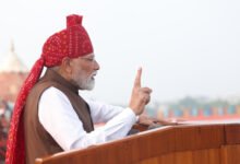प्रधानमंत्री नरेंद्र मोदी ने 80वें स्वतंत्रता दिवस पर लाल किले की प्राचीर से युवाओं के लिए कई महत्वपूर्ण घोषणाएं कीं। उन्होंने प्रतियोगी परीक्षाओं की तैयारी करने वाले विद्यार्थियों के लिए देशभर में मुफ्त ऑनलाइन कोचिंग नेटवर्क बनाने का ऐलान किया। प्रधानमंत्री ने कहा कि महंगी कोचिंग का आर्थिक बोझ मध्यम वर्ग और गरीब परिवारों पर पड़ता है। इसके साथ ही अगले एक वर्ष में एक करोड़ युवाओं को आर्टिफिशियल इंटेलिजेंस (AI) का प्रशिक्षण देने की घोषणा की गई। इन पहलों को विकसित भारत के लक्ष्य से जोड़ा गया है।